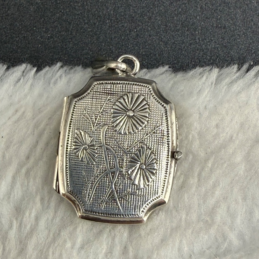 Vintage Estate Locket Silver Engraved Floral Photo Pendant 4.3g